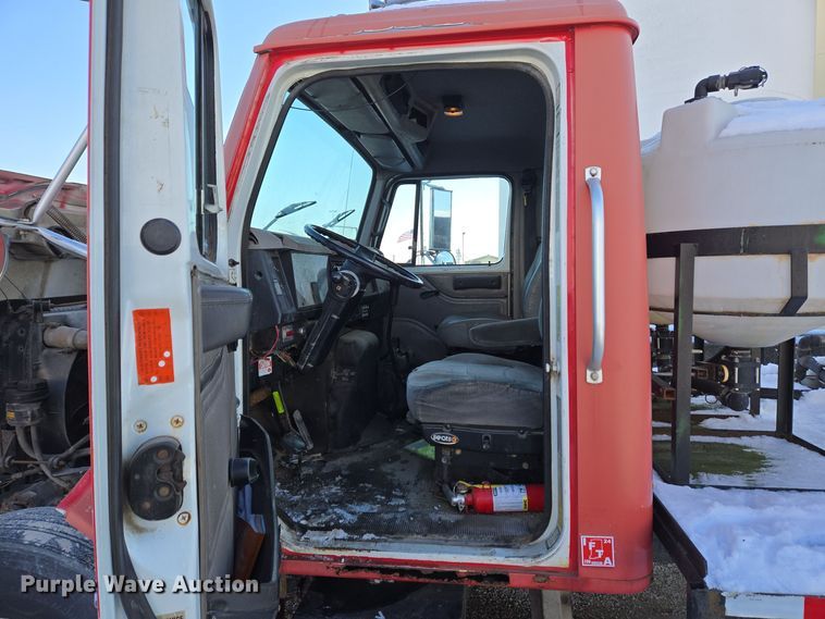 image for item EC3968 2000 International 4900 tank truck