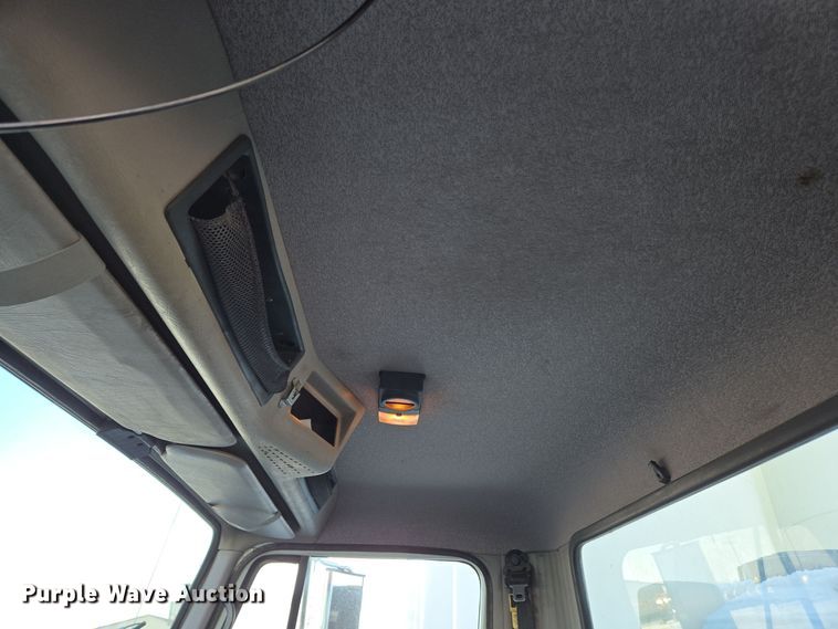 image for item EC3968 2000 International 4900 tank truck