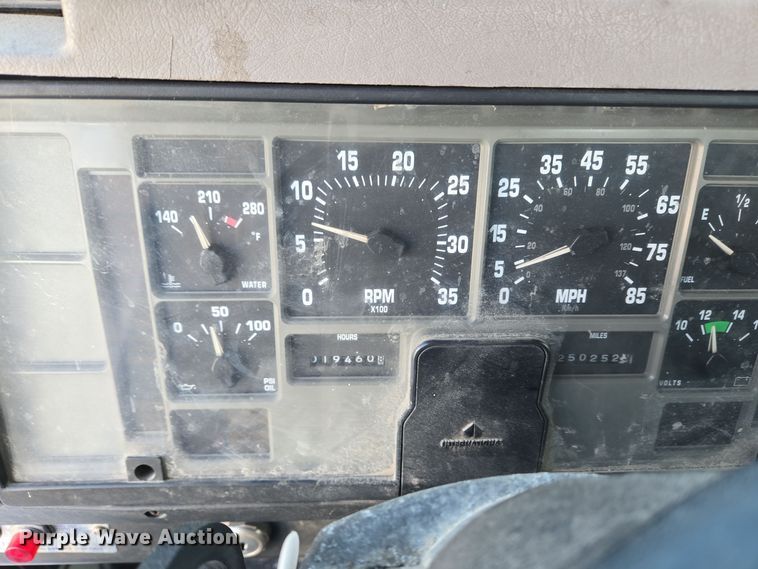 image for item EC3968 2000 International 4900 tank truck