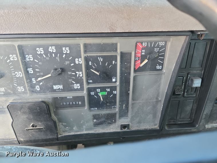 image for item EC3968 2000 International 4900 tank truck