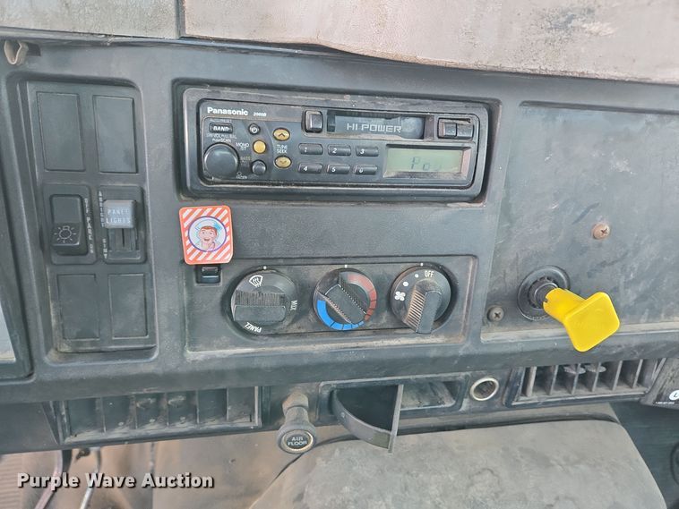 image for item EC3968 2000 International 4900 tank truck