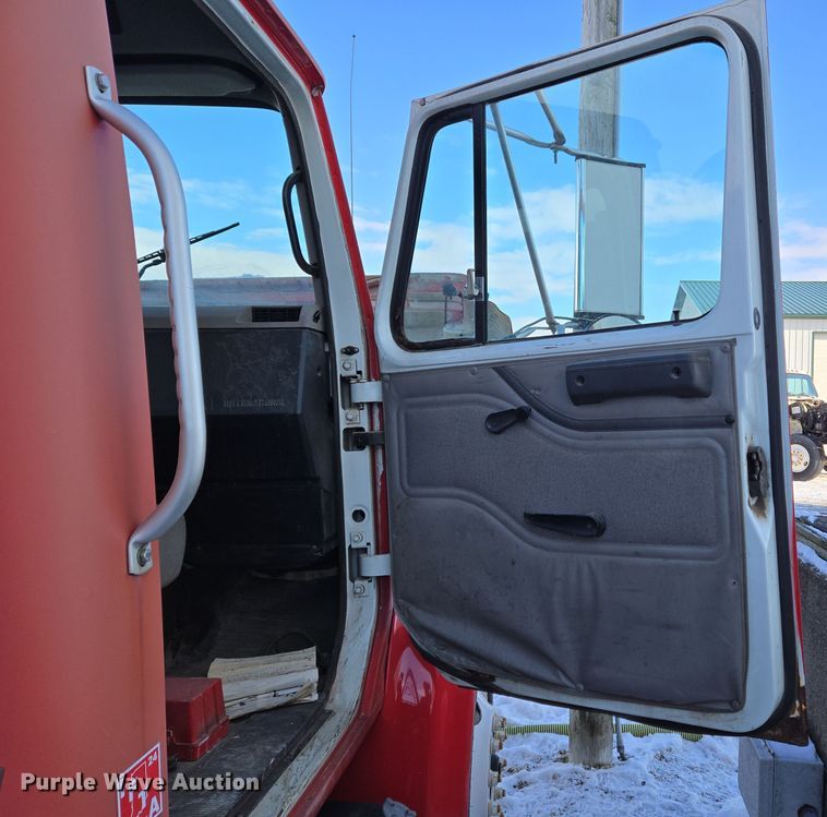 image for item EC3968 2000 International 4900 tank truck