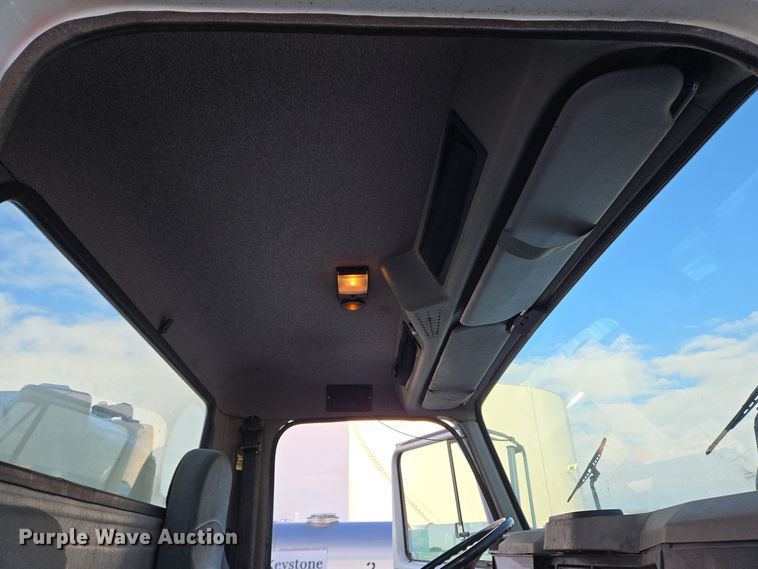 image for item EC3968 2000 International 4900 tank truck