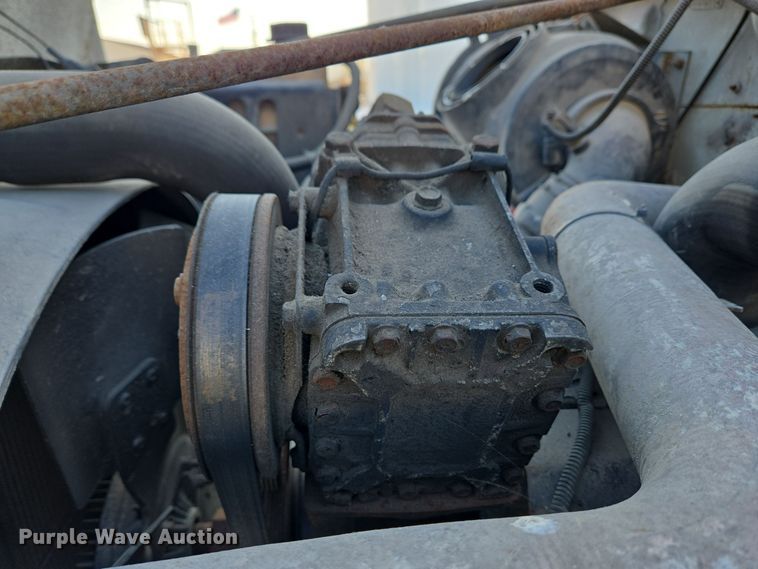 image for item EC3968 2000 International 4900 tank truck