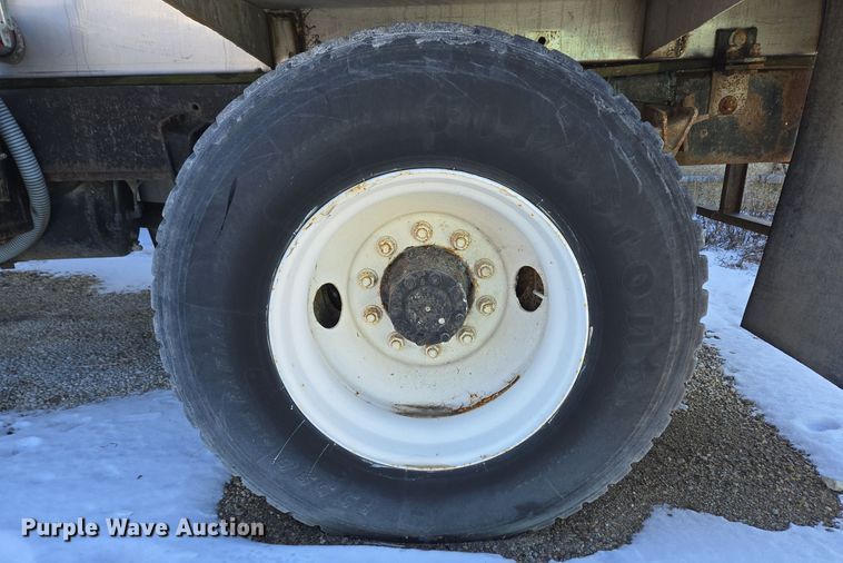 image for item EC3968 2000 International 4900 tank truck