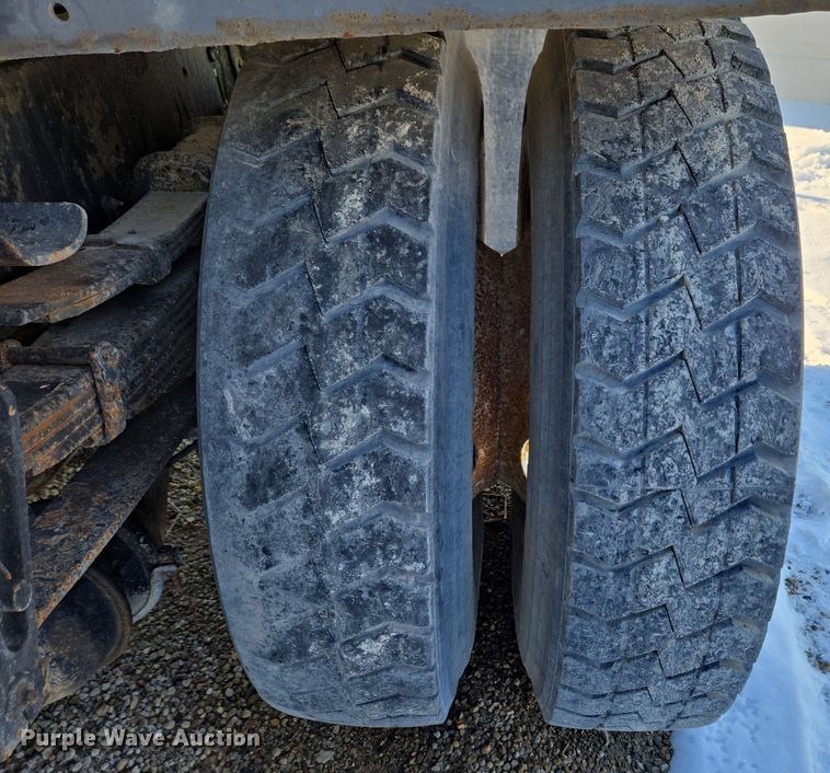 image for item EC3968 2000 International 4900 tank truck