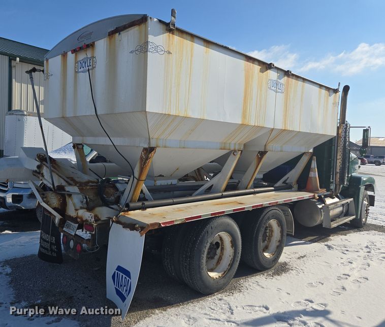 image for item EC3977 2000 Freightliner FLD120 fertilizer delivery truck