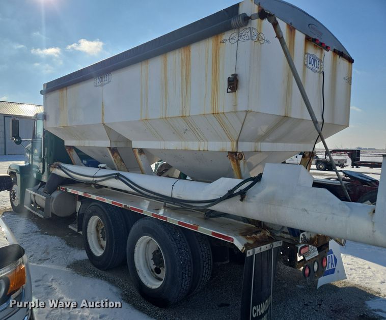 image for item EC3977 2000 Freightliner FLD120 fertilizer delivery truck