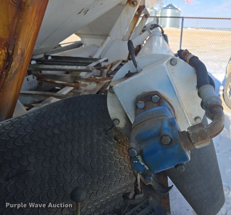 image for item EC3977 2000 Freightliner FLD120 fertilizer delivery truck