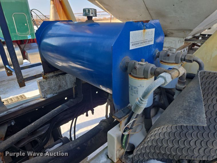 image for item EC3977 2000 Freightliner FLD120 fertilizer delivery truck