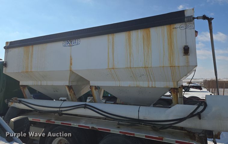 image for item EC3977 2000 Freightliner FLD120 fertilizer delivery truck