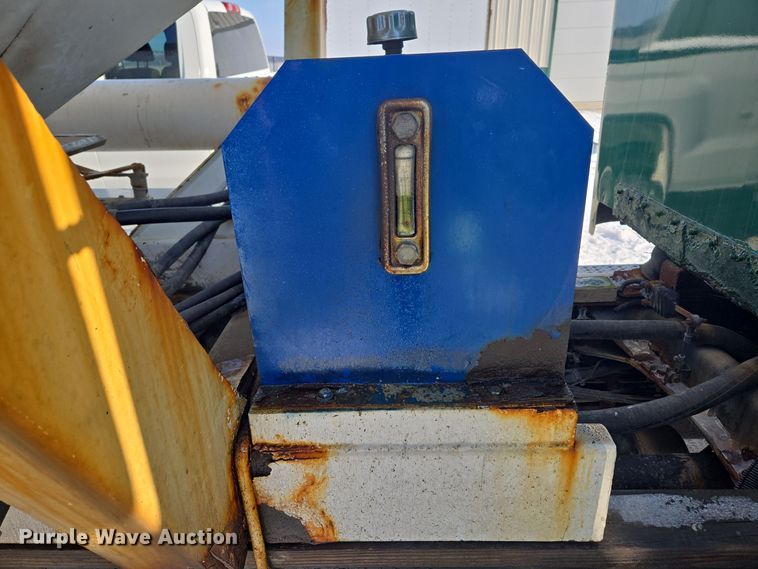 image for item EC3977 2000 Freightliner FLD120 fertilizer delivery truck