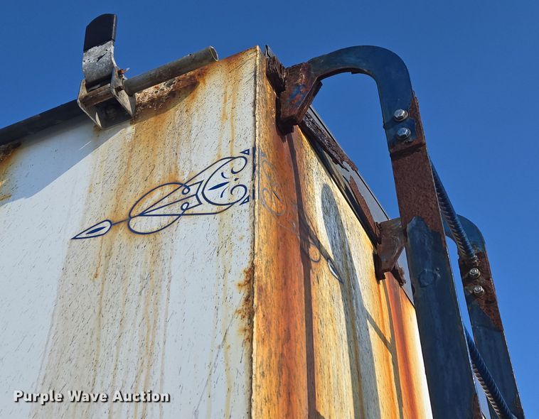 image for item EC3977 2000 Freightliner FLD120 fertilizer delivery truck