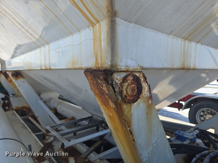 image for item EC3977 2000 Freightliner FLD120 fertilizer delivery truck