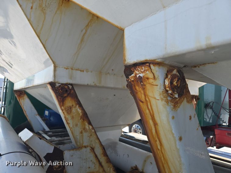 image for item EC3977 2000 Freightliner FLD120 fertilizer delivery truck