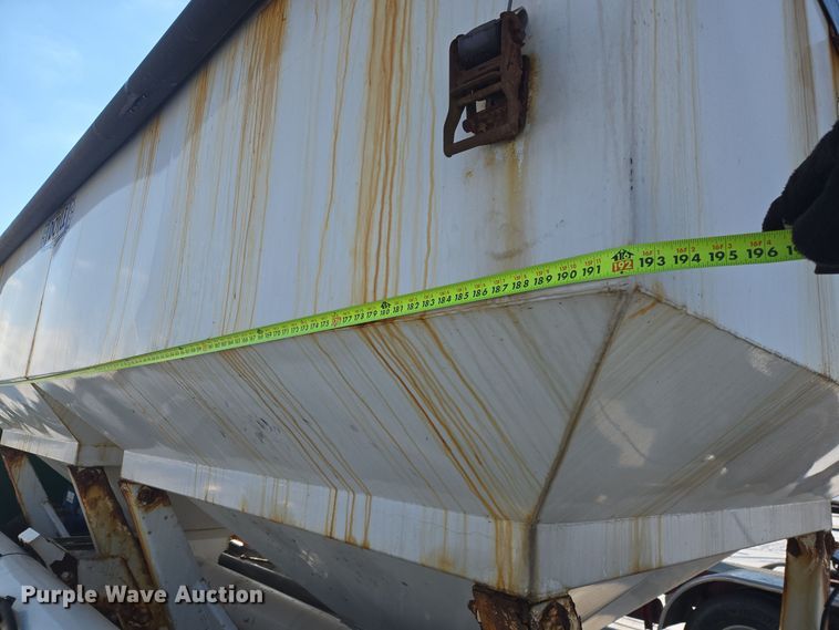 image for item EC3977 2000 Freightliner FLD120 fertilizer delivery truck