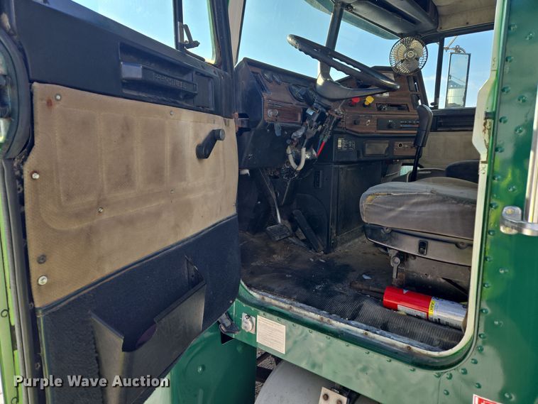 image for item EC3977 2000 Freightliner FLD120 fertilizer delivery truck