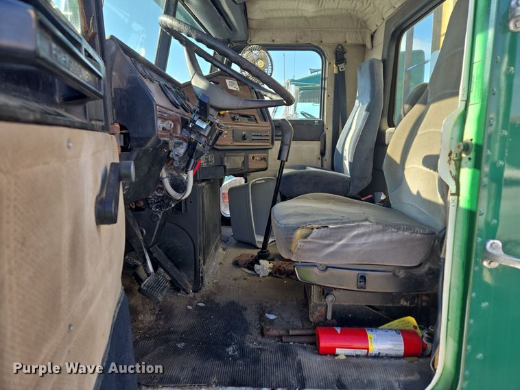 image for item EC3977 2000 Freightliner FLD120 fertilizer delivery truck