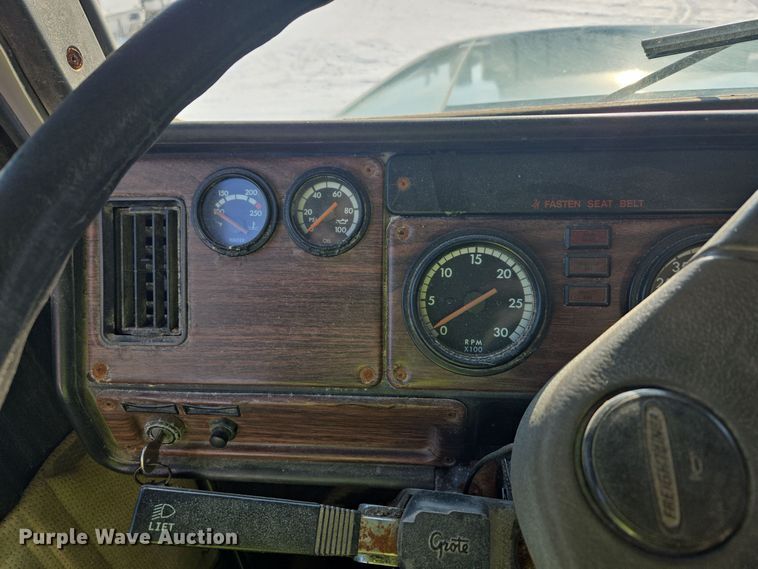 image for item EC3977 2000 Freightliner FLD120 fertilizer delivery truck