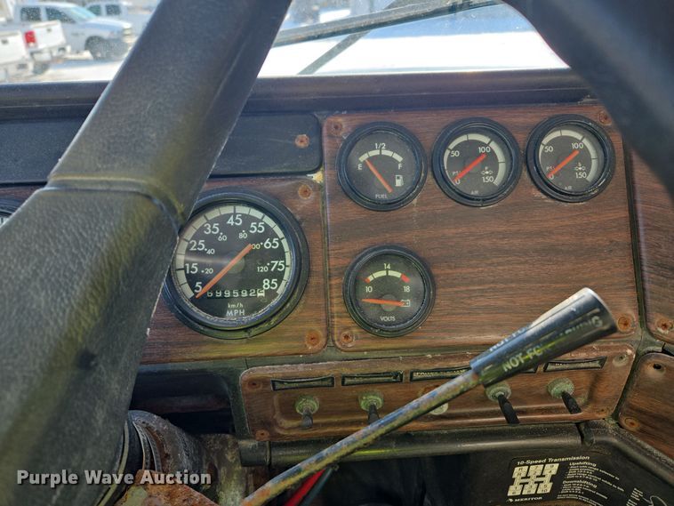 image for item EC3977 2000 Freightliner FLD120 fertilizer delivery truck