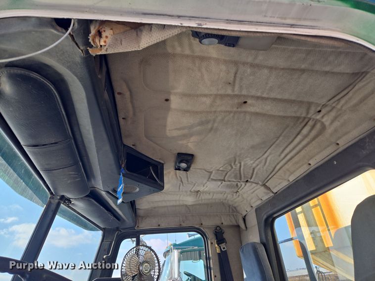 image for item EC3977 2000 Freightliner FLD120 fertilizer delivery truck