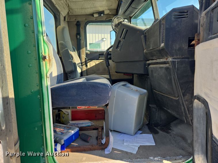 image for item EC3977 2000 Freightliner FLD120 fertilizer delivery truck