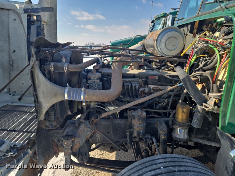 image for item EC3977 2000 Freightliner FLD120 fertilizer delivery truck