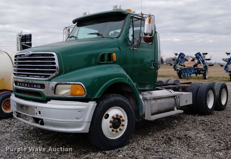 image for item EH0081 2006 Sterling  AT9500 truck cab and chassis