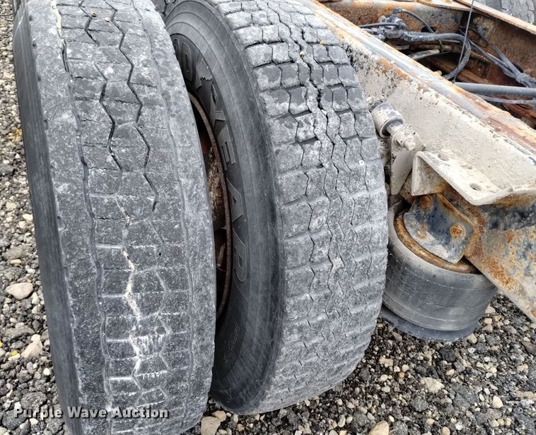 image for item EH0081 2006 Sterling  AT9500 truck cab and chassis