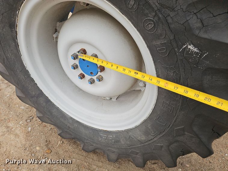 image for item EH8678 1977 Ford 3600 tractor