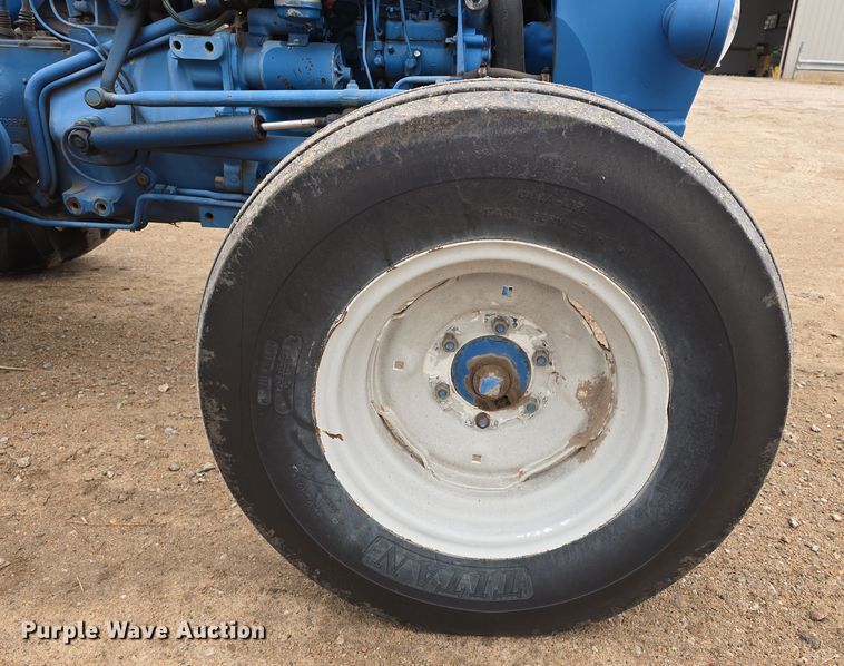 image for item EH8678 1977 Ford 3600 tractor