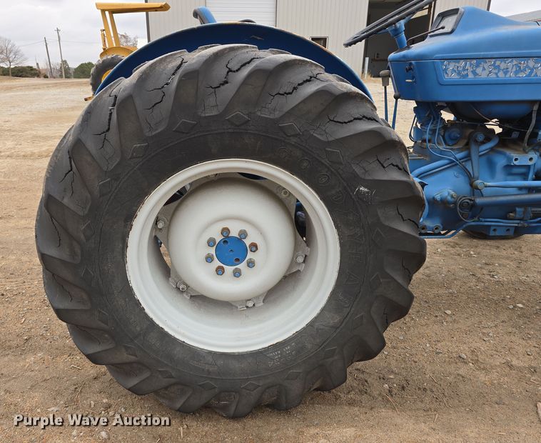 image for item EH8678 1977 Ford 3600 tractor