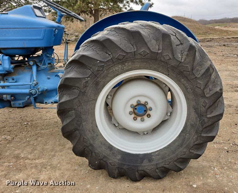 image for item EH8678 1977 Ford 3600 tractor