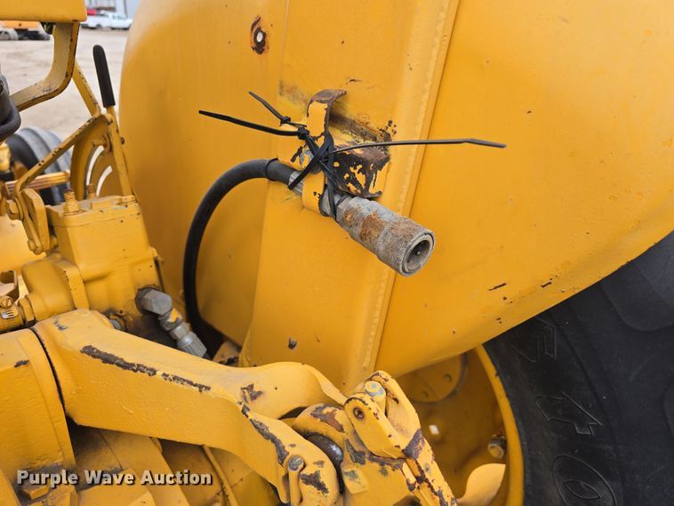 image for item EH8679 1975 John Deere 401B tractor