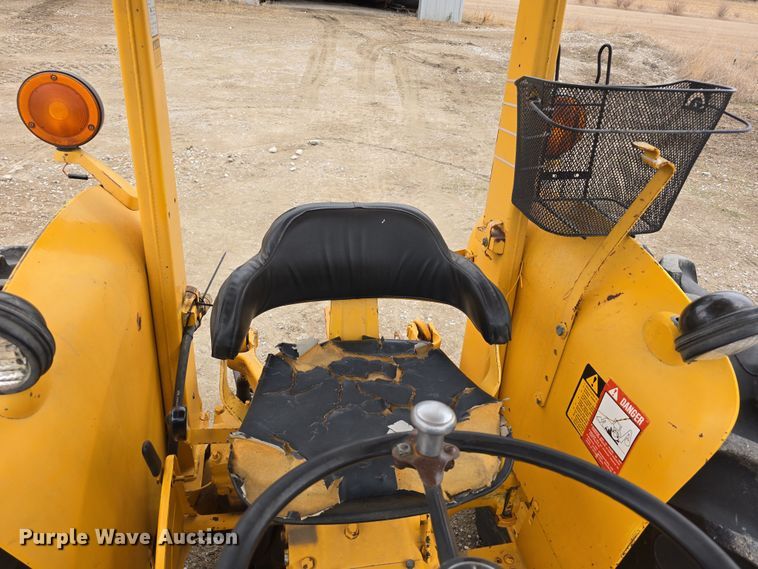 image for item EH8679 1975 John Deere 401B tractor