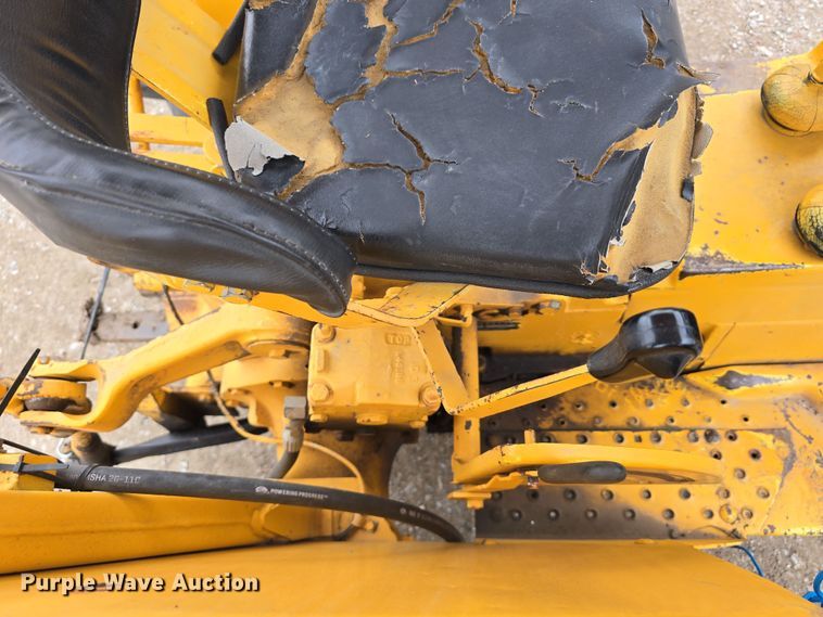 image for item EH8679 1975 John Deere 401B tractor