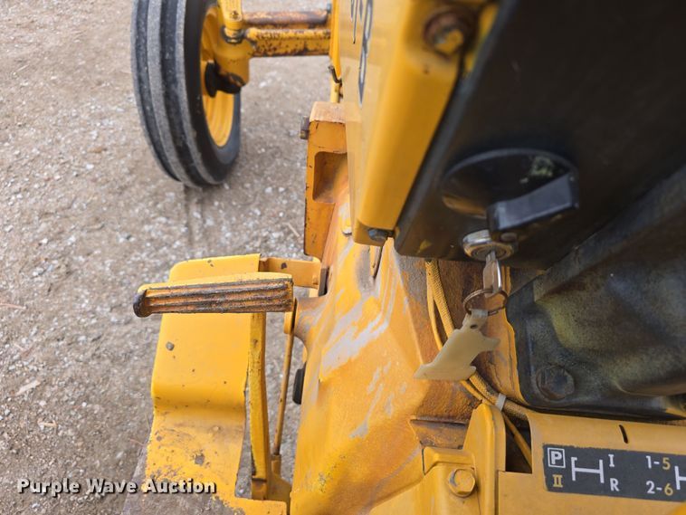 image for item EH8679 1975 John Deere 401B tractor