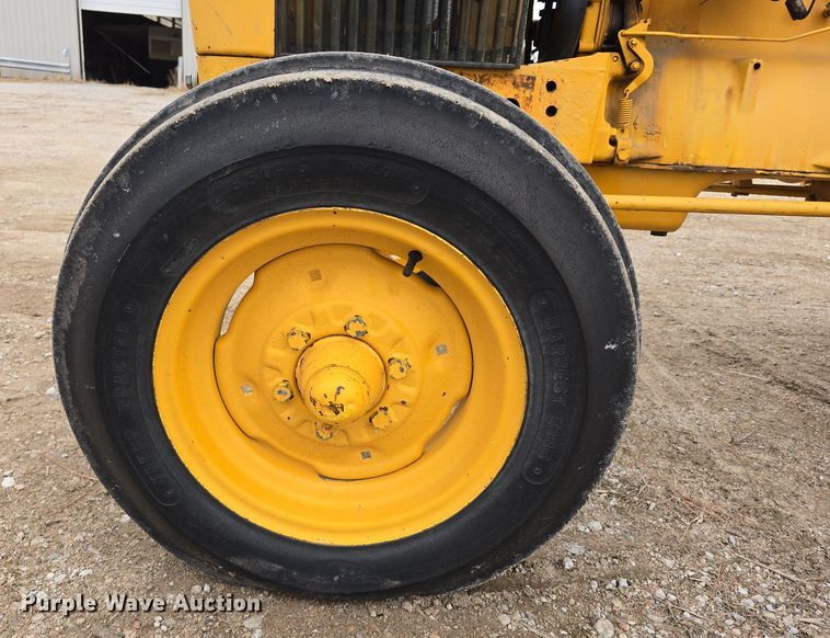 image for item EH8679 1975 John Deere 401B tractor