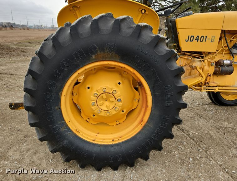 image for item EH8679 1975 John Deere 401B tractor