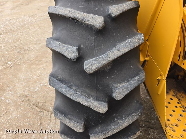 image for item EH8679 1975 John Deere 401B tractor