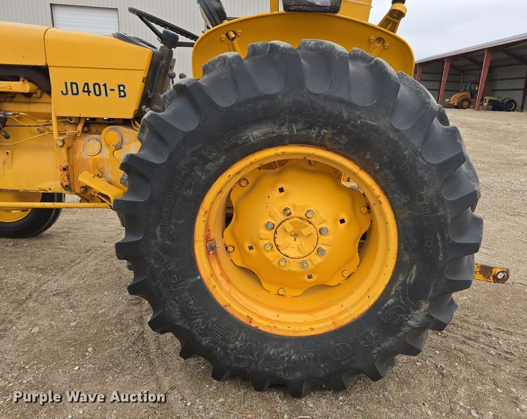 image for item EH8679 1975 John Deere 401B tractor