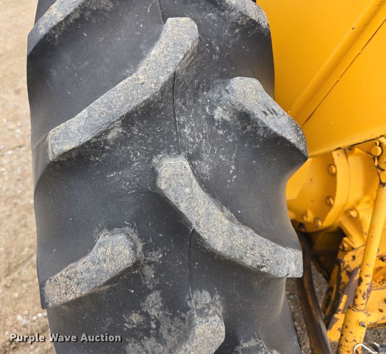 image for item EH8679 1975 John Deere 401B tractor