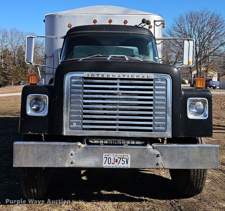 image for item EI8842 1977 International Harvester F-1800 grain truck
