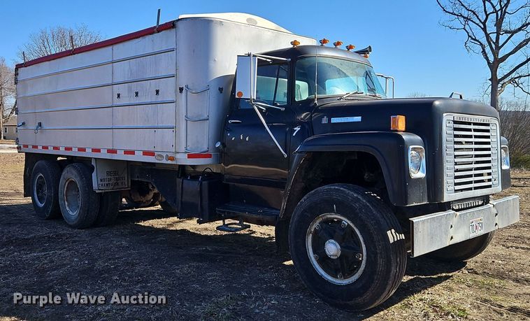 image for item EI8842 1977 International Harvester F-1800 grain truck
