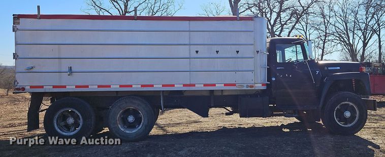 image for item EI8842 1977 International Harvester F-1800 grain truck