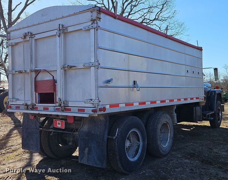 image for item EI8842 1977 International Harvester F-1800 grain truck