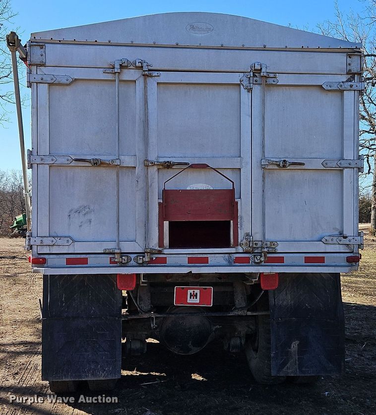 image for item EI8842 1977 International Harvester F-1800 grain truck