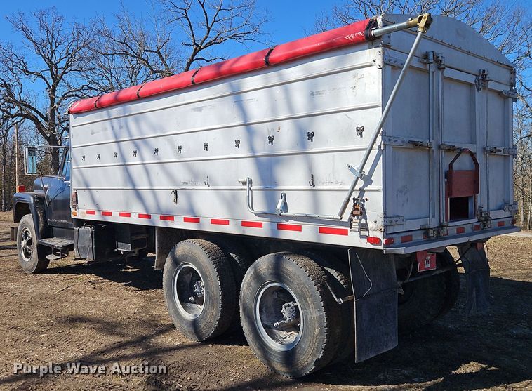image for item EI8842 1977 International Harvester F-1800 grain truck