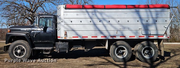 image for item EI8842 1977 International Harvester F-1800 grain truck