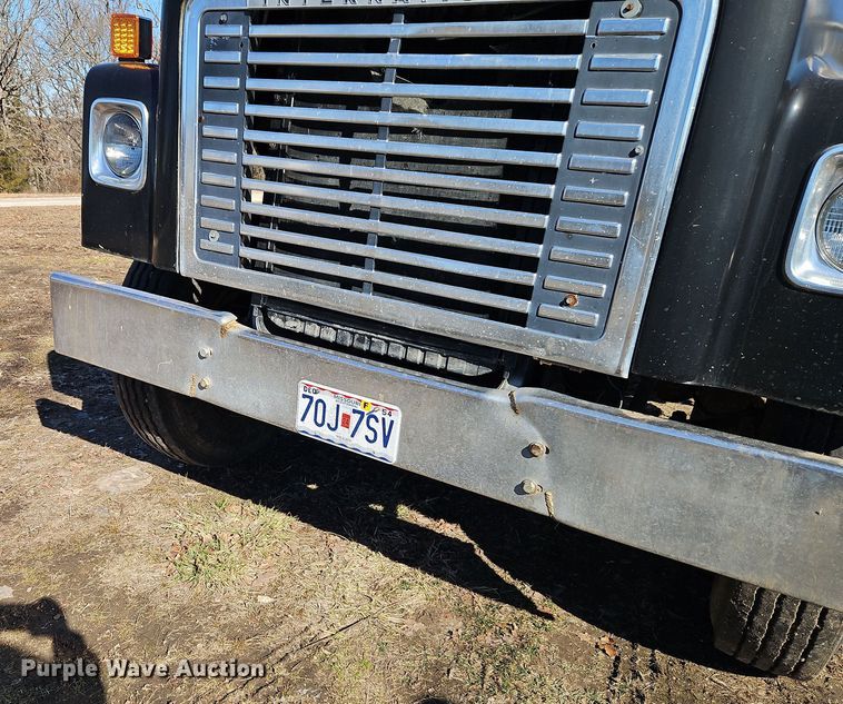 image for item EI8842 1977 International Harvester F-1800 grain truck